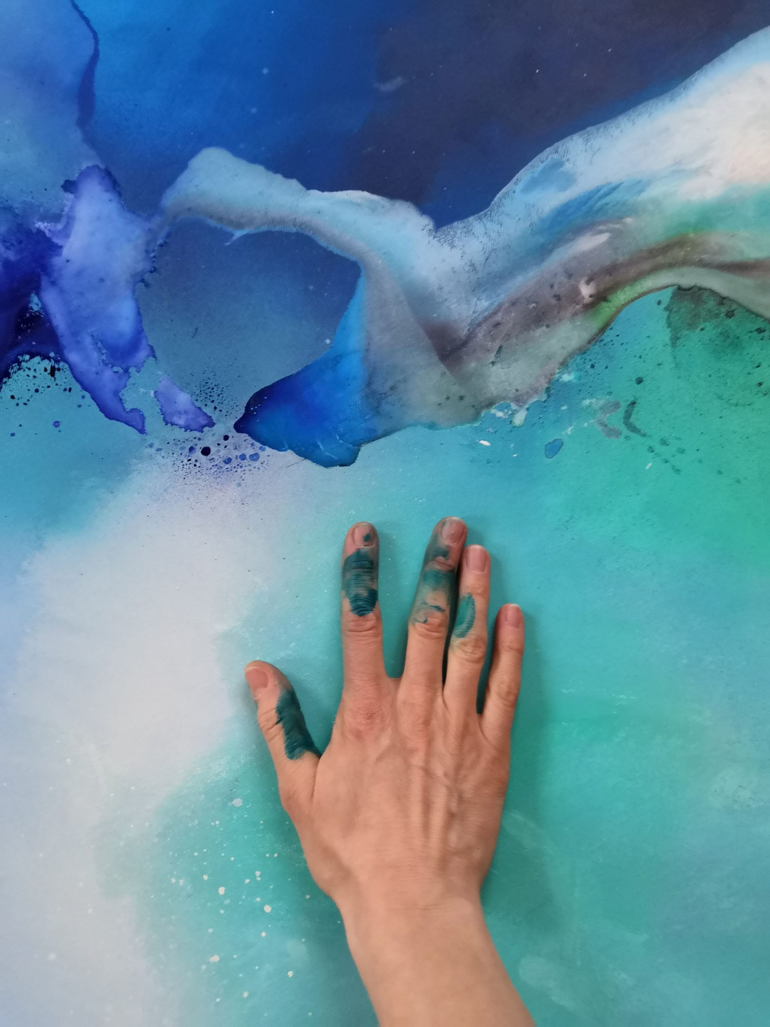 Tinas Hand auf blaues Bild